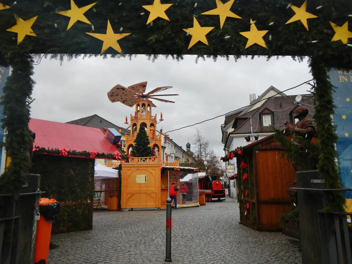 Weihnachtsmarkt Bruchsal mit Pyramide und Sternenbogen