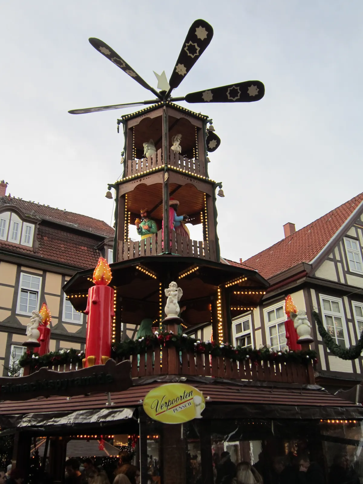 Weihnachtspyramide zwischen Fachwerkhäusern auf dem Celler Weihnachtsmarkt