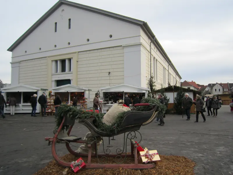 Schlitten mit Tannengrün auf dem Weihnachtsmarkt am Landgestüt in Celle