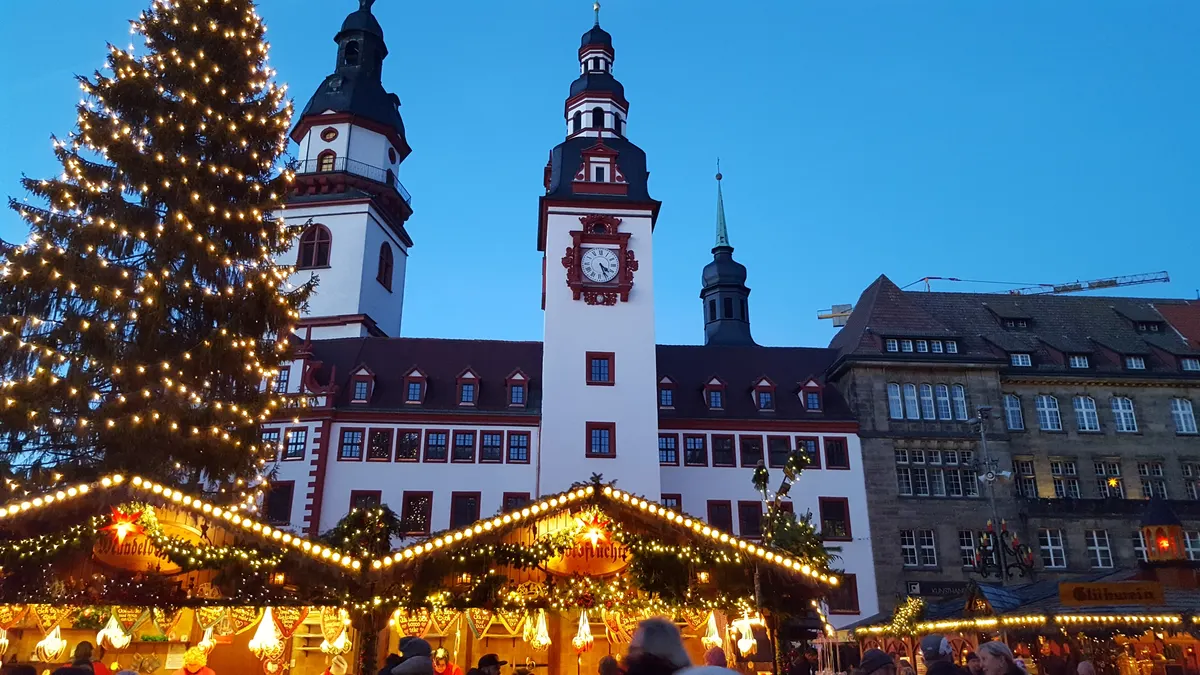 Chemnitzer Rathaus mit Weihnachtsbaum und beleuchteten Marktbuden zur blauen Stunde