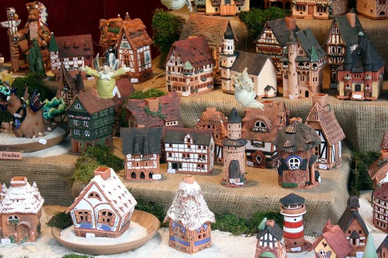 Keramik-Miniaturhäuser an einem Stand des Chemnitzer Weihnachtsmarkts