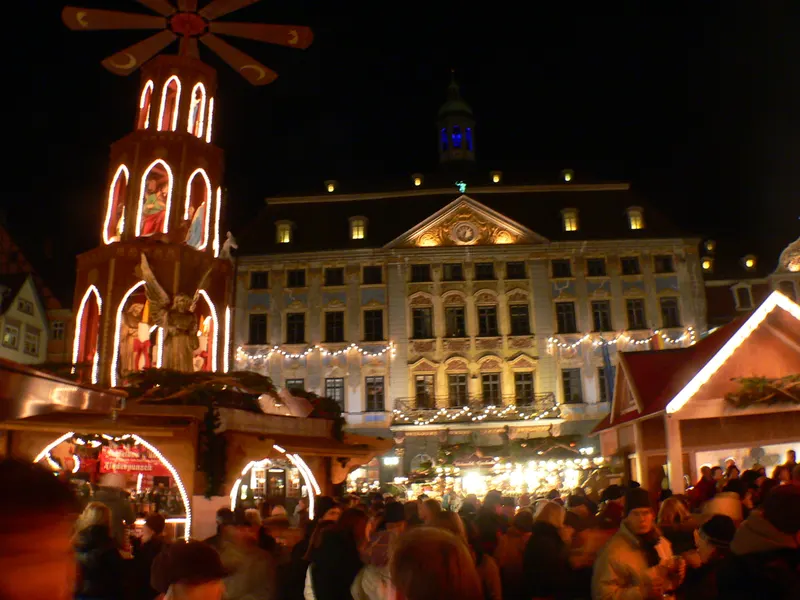 Weihnachtspyramide vor dem Coburger Rathaus am Abend