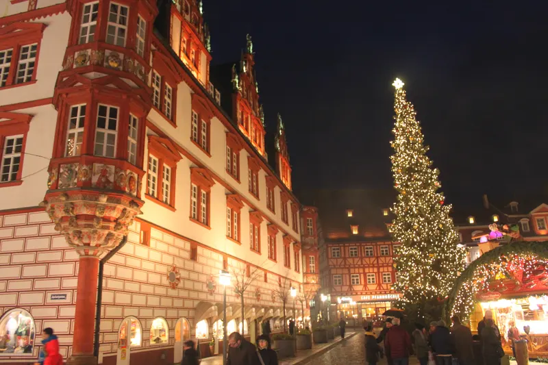 Hoher Weihnachtsbaum vor dem Rathaus in Coburg bei Nacht