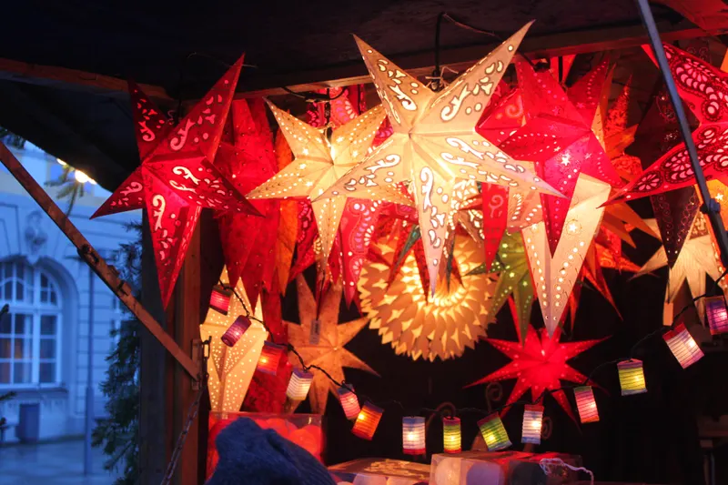 Papiersterne an einem Stand des Coburger Weihnachtsmarkts