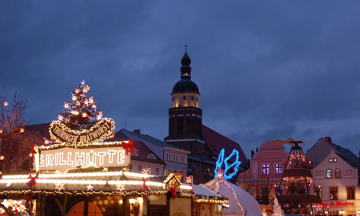 Weihnachtsmarkt der 1000 Sterne in Cottbus mit Grillhütte und Kirchturm
