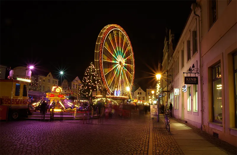Beleuchtetes Riesenrad in einer Straße in Cottbus bei Nacht