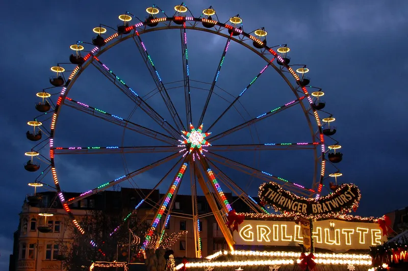 Beleuchtetes Riesenrad auf dem Cottbuser Weihnachtsmarkt