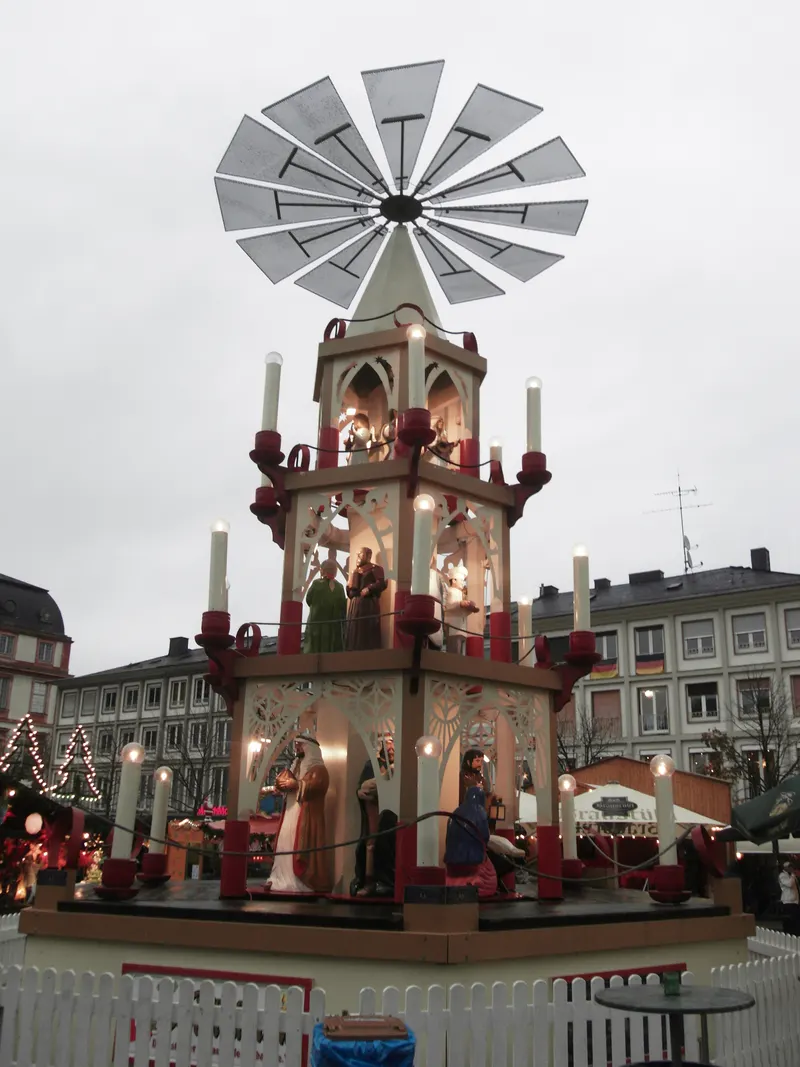 Weihnachtspyramide auf dem Darmstädter Weihnachtsmarkt