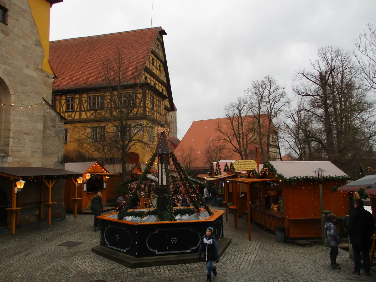 Dinkelsbühler Weihnachtsmarkt mit Pyramide vor Fachwerkhaus