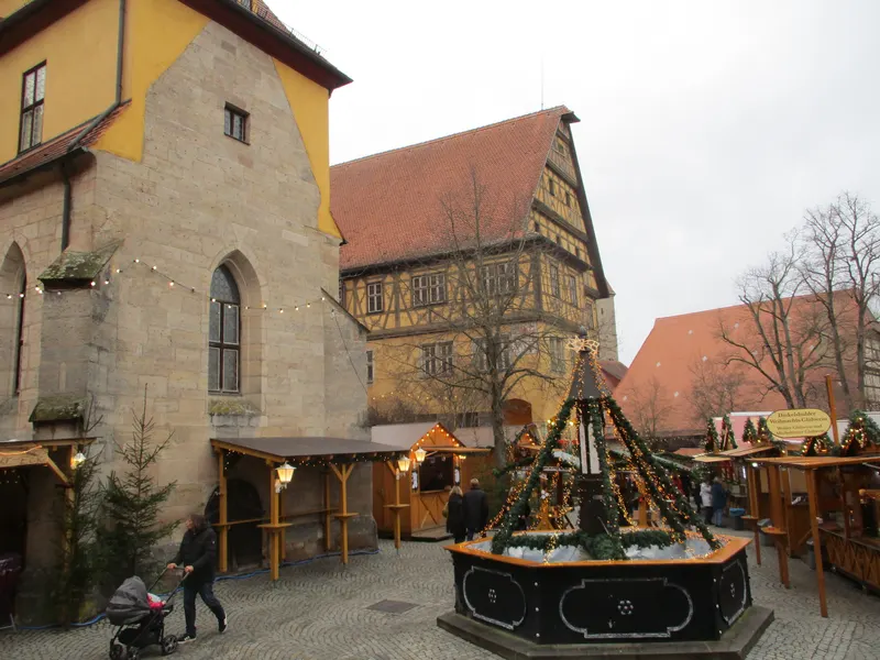 Hütten und Adventskranz-Pyramide im Dinkelsbühler Weihnachtsmarkt