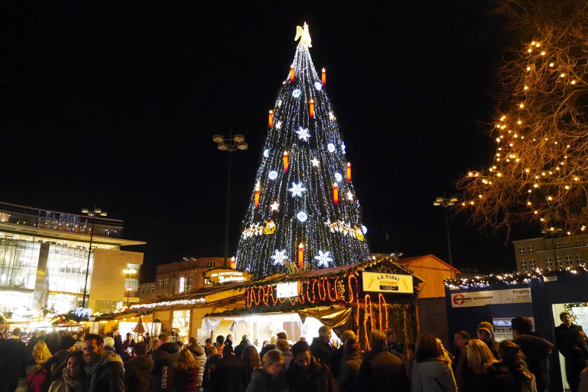 Größter Weihnachtsbaum der Welt auf dem Dortmunder Weihnachtsmarkt bei Nacht