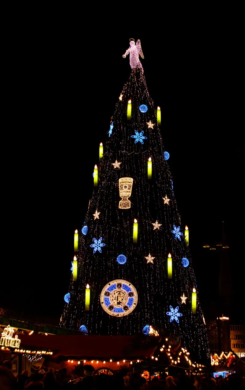 Die Spitze des großen Dortmunder Weihnachtsbaums mit Kerzen und Schneeflocken
