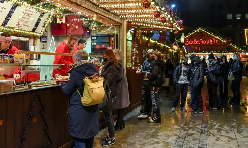 Imbissstand mit Besuchern auf dem Weihnachtsmarkt Dortmund
