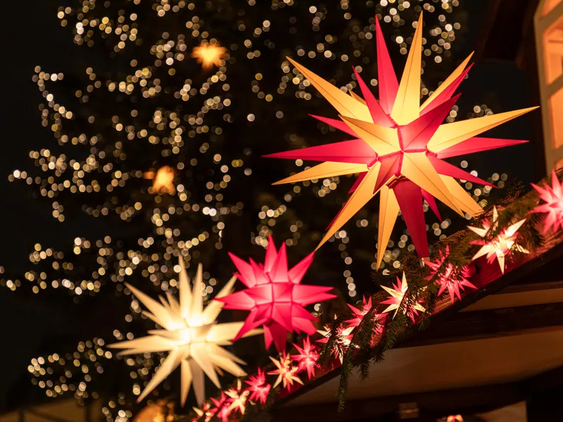 Herrnhuter Sterne vor dem Weihnachtsbaum auf dem Striezelmarkt