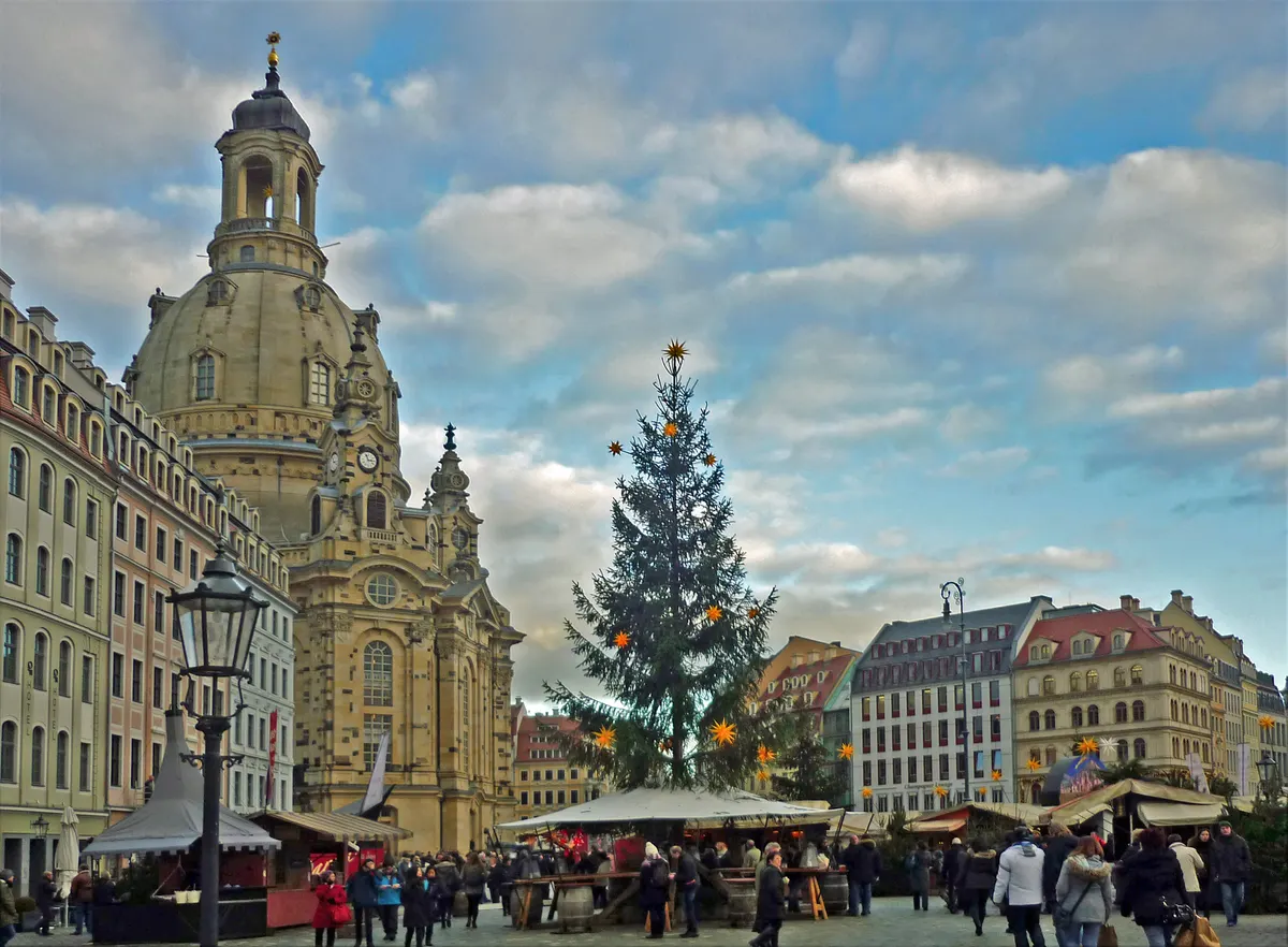 Weihnachtsmarkt am Neumarkt vor der Frauenkirche Dresden