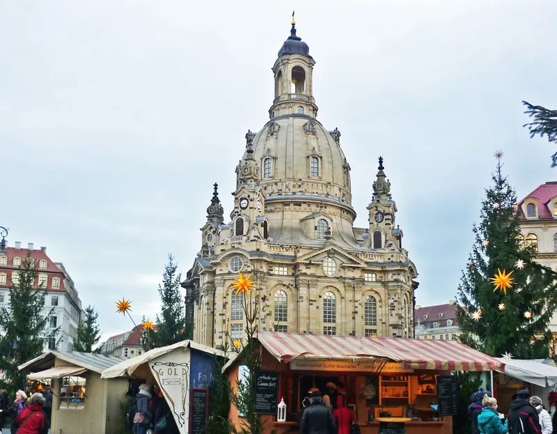 Buden des Adventsmarkts am Dresdner Neumarkt