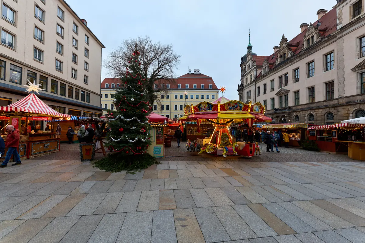 Weihnachtsmarkt am Taschenberg in Dresden mit Weihnachtsbaum und Karussell
