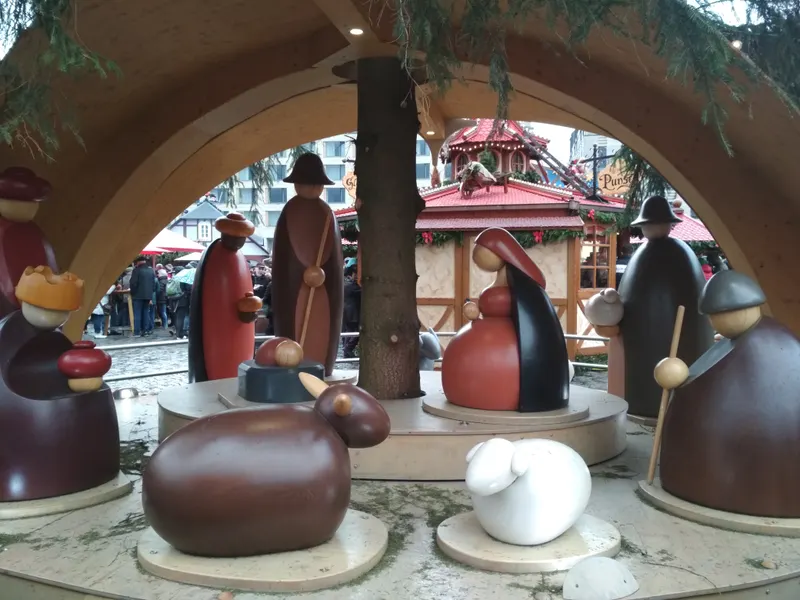 Krippenfiguren aus Holz auf dem Dresdner Weihnachtsmarkt