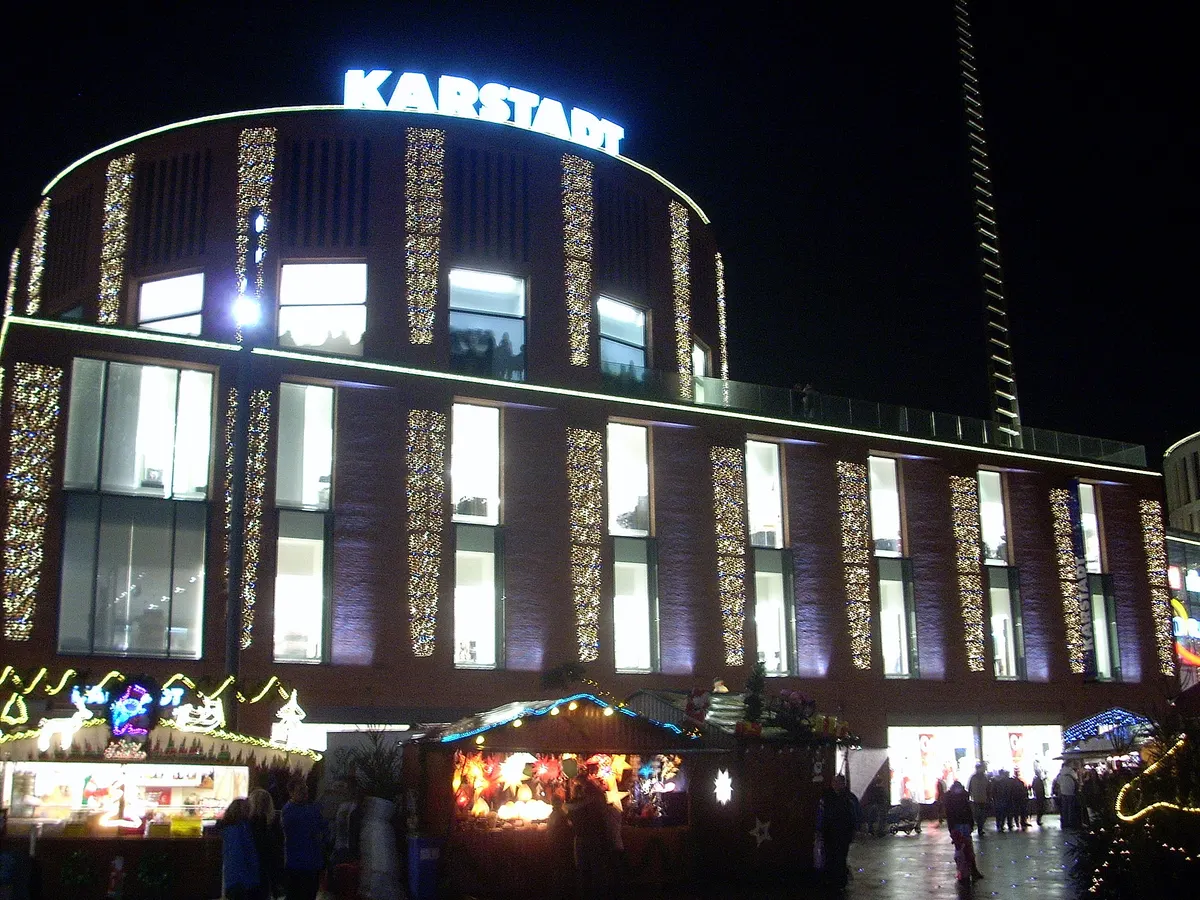 Weihnachtlich beleuchtetes Kaufhaus mit Marktbuden am Duisburger Weihnachtsmarkt