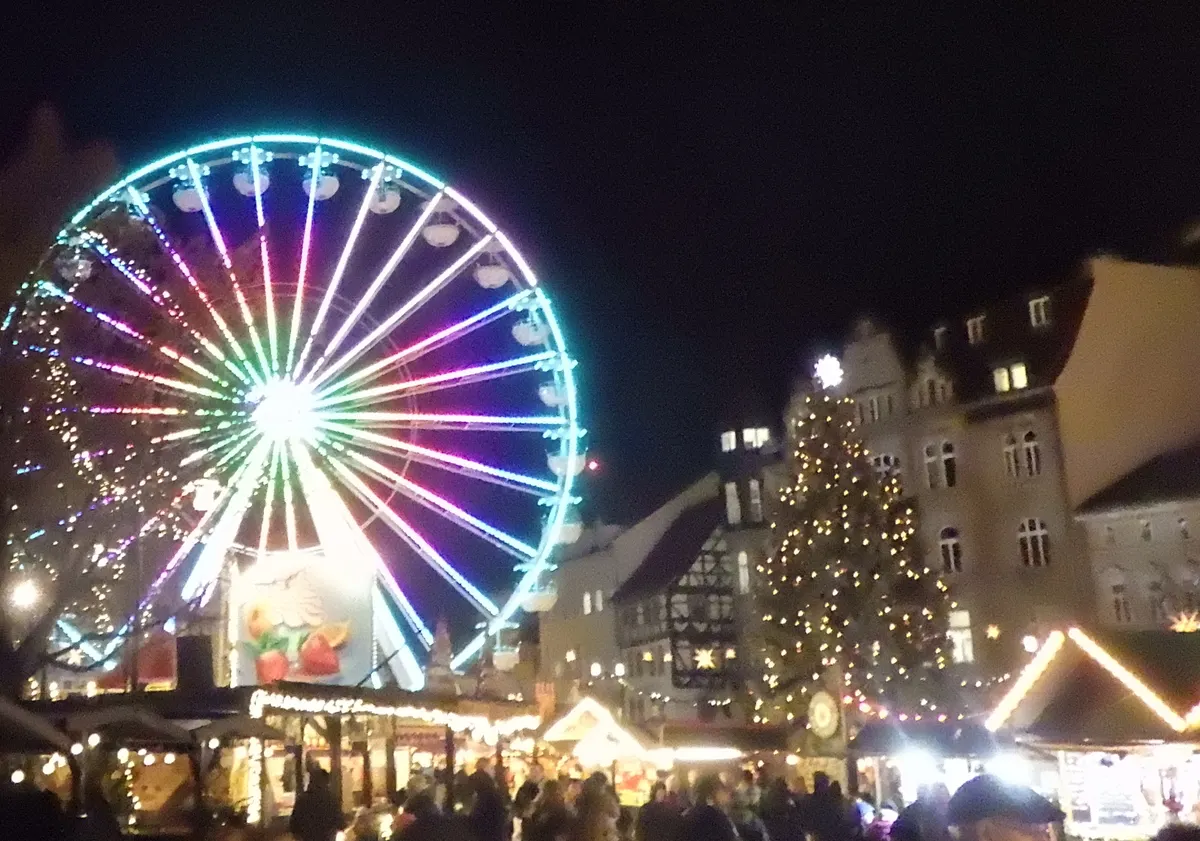 Beleuchtetes Riesenrad und Weihnachtsbaum auf dem Eisenacher Markt bei Nacht