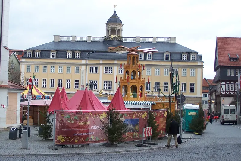 Pyramide und Zelte auf dem Eisenacher Marktplatz vor dem Stadtschloss
