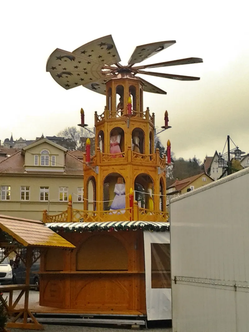 Große Weihnachtspyramide auf dem Eisenacher Markt