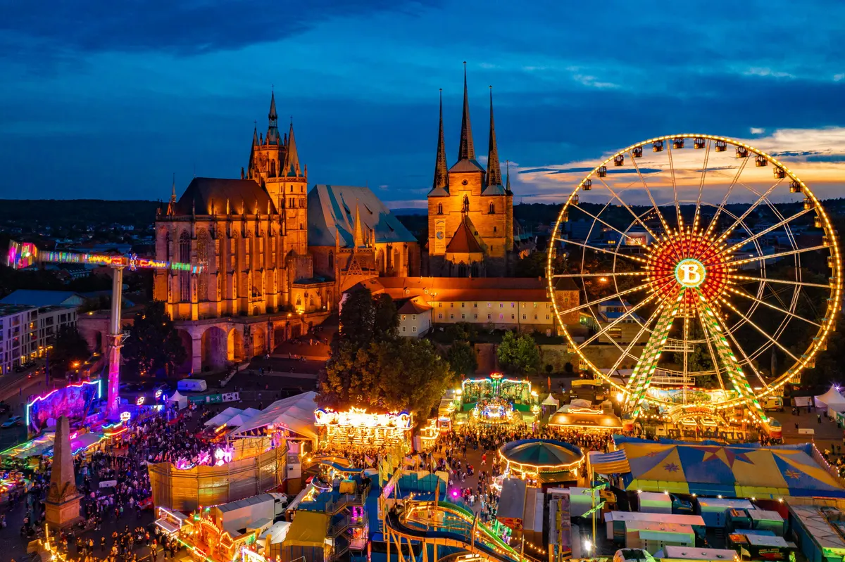 Erfurter Domplatz mit Riesenrad und Weihnachtsmarkt zur blauen Stunde