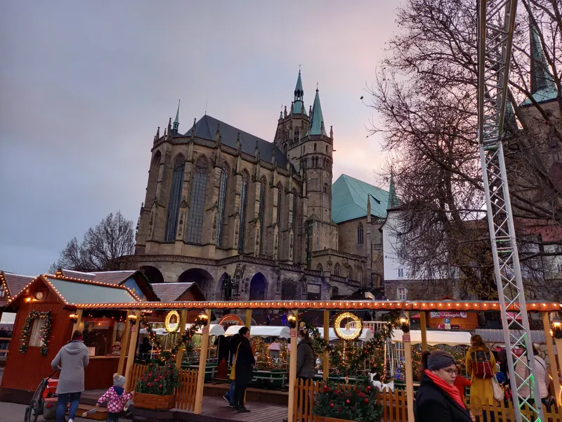Buden des Erfurter Weihnachtsmarkts vor dem Mariendom