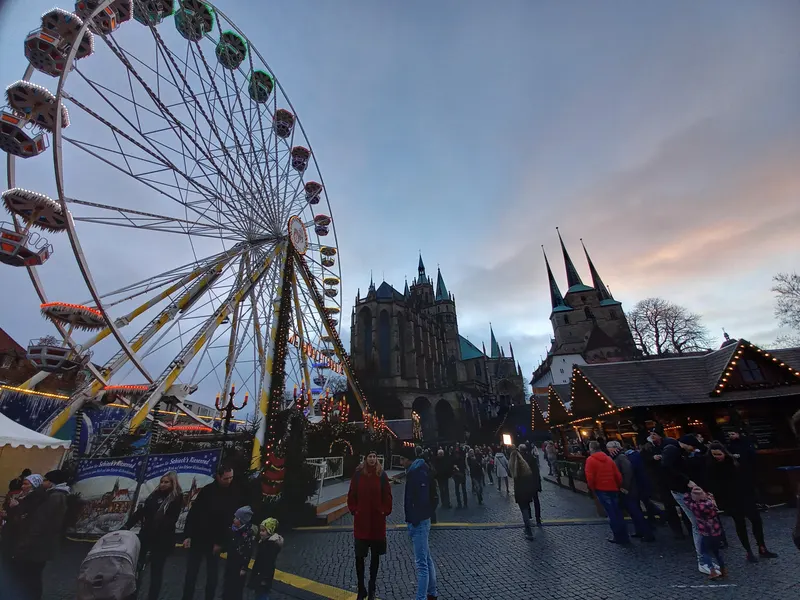 Riesenrad und Severikirche auf dem Erfurter Weihnachtsmarkt