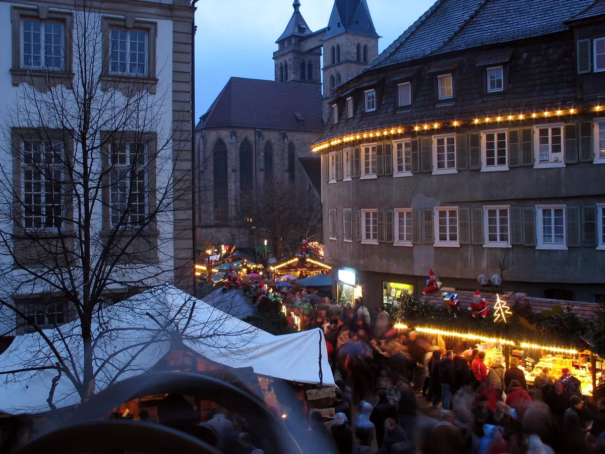 Esslinger Mittelalter- und Weihnachtsmarkt in der Altstadt in der Dämmerung mit Lichterketten