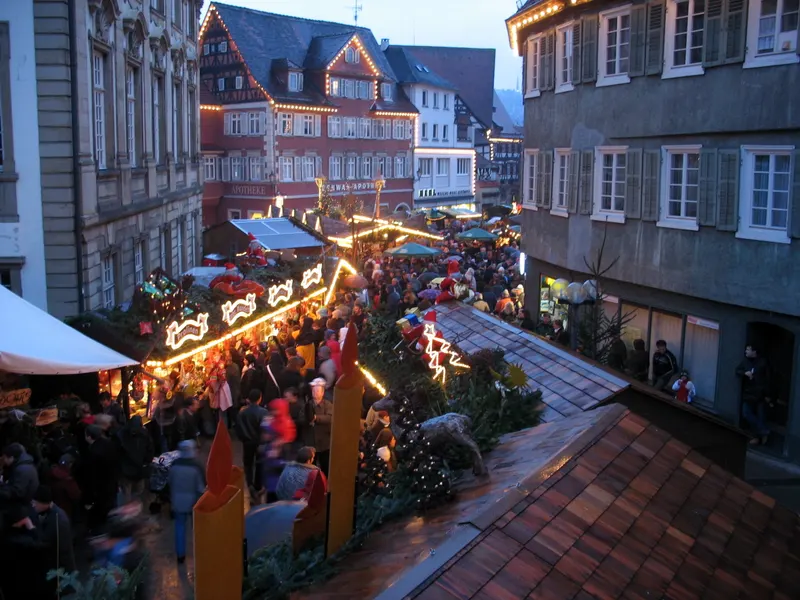 Gedränge zwischen beleuchteten Buden auf dem Esslinger Weihnachtsmarkt