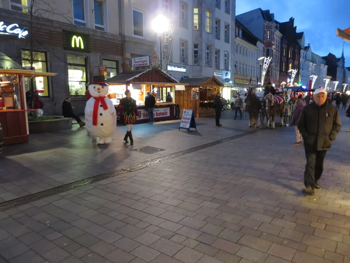Schneemann und Marktbuden in der Flensburger Fußgängerzone