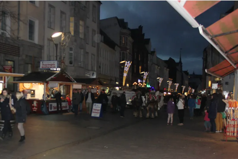Marktbuden in der Flensburger Innenstadt in der Dämmerung