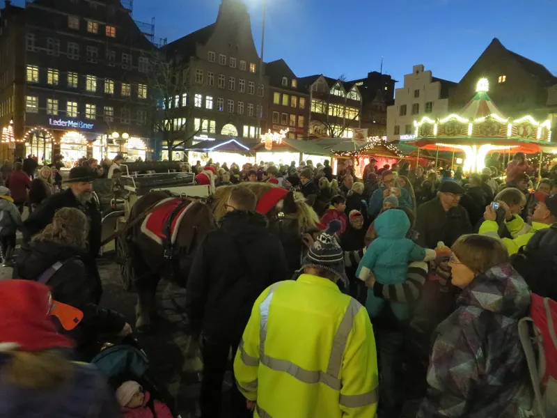 Dichtes Gedränge auf dem Flensburger Weihnachtsmarkt vor dem Karussell am Abend