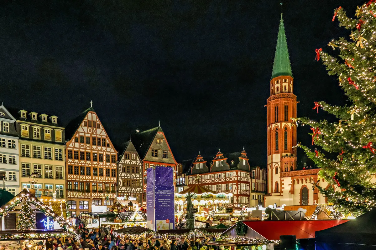 Frankfurter Weihnachtsmarkt auf dem Römerberg mit Weihnachtsbaum bei Nacht
