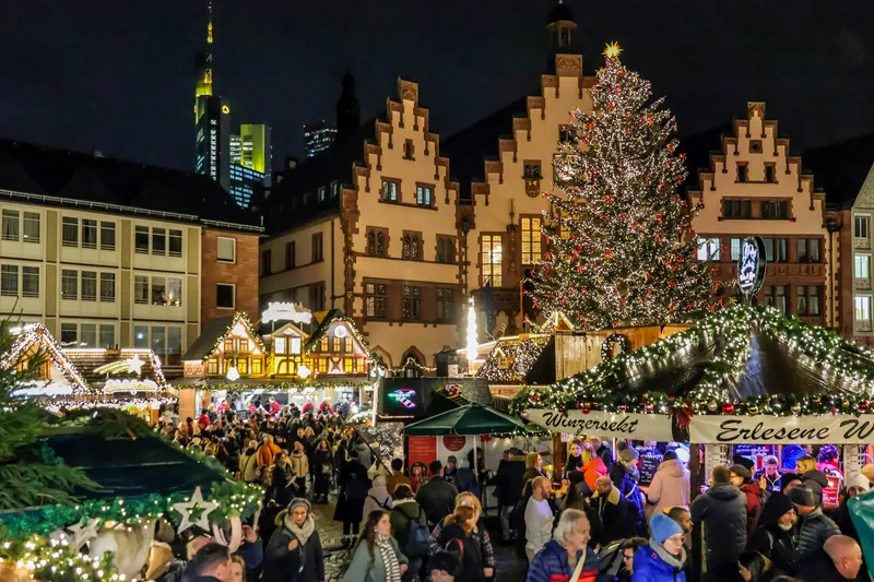 Römerberg mit Fachwerkhäusern und großem Weihnachtsbaum in Frankfurt