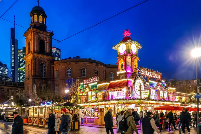 Weihnachtsmarkt an der Paulskirche in Frankfurt zur blauen Stunde