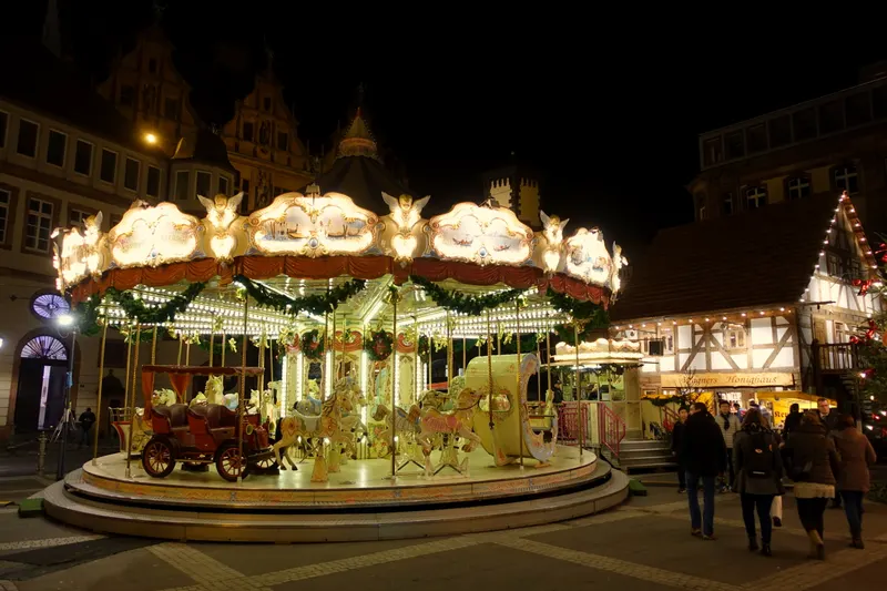 Nostalgisches Karussell vor Fachwerkhäusern in Frankfurt bei Nacht