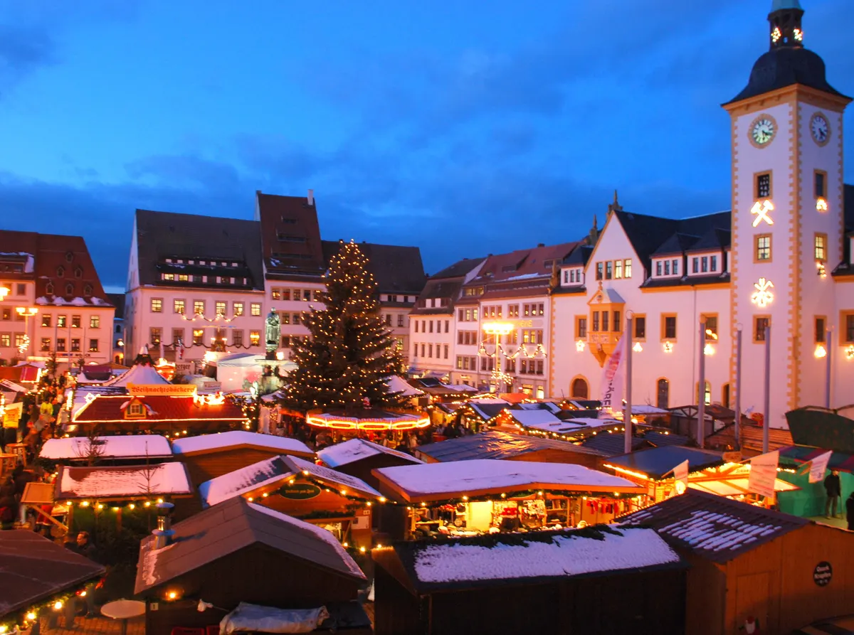 Freiberger Christmarkt am Obermarkt zur blauen Stunde mit Rathausturm