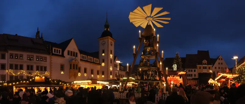 Pyramide vor dem Freiberger Rathaus bei Dämmerung