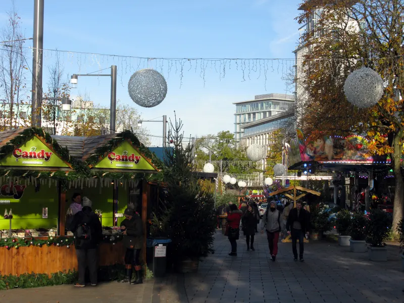 Süßigkeitenstände auf dem Freiburger Weihnachtsmarkt am Rotteckring