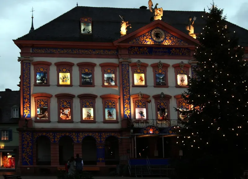 Adventskalender-Fenster am Gengenbacher Rathaus mit Weihnachtsbaum