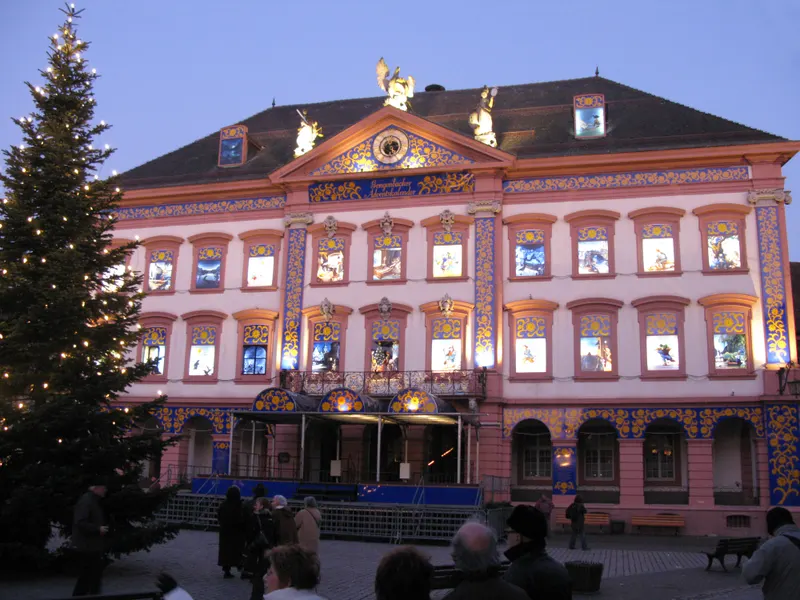 Rathaus Gengenbach als Adventskalenderhaus in der Dämmerung