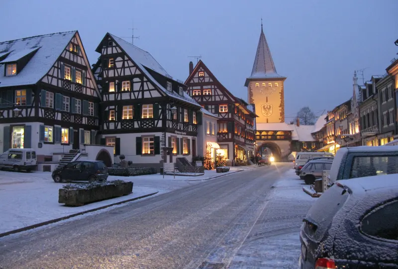 Verschneite Fachwerkgasse in Gengenbach am Obertor