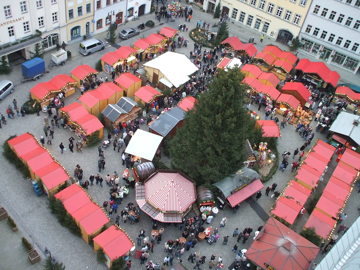 Weihnachtsmarkt auf dem Geraer Markt von oben mit großem Tannenbaum