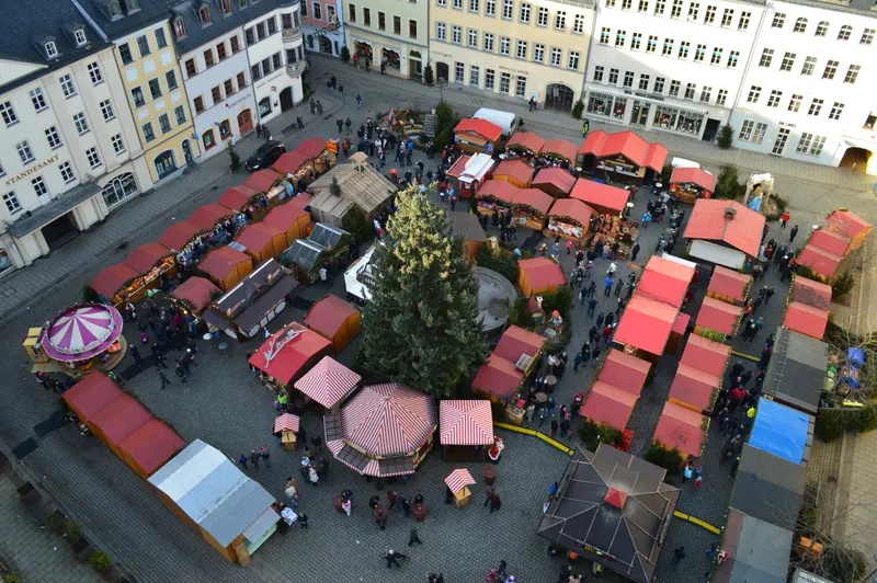 Rote Marktbuden rund um den Weihnachtsbaum in Gera