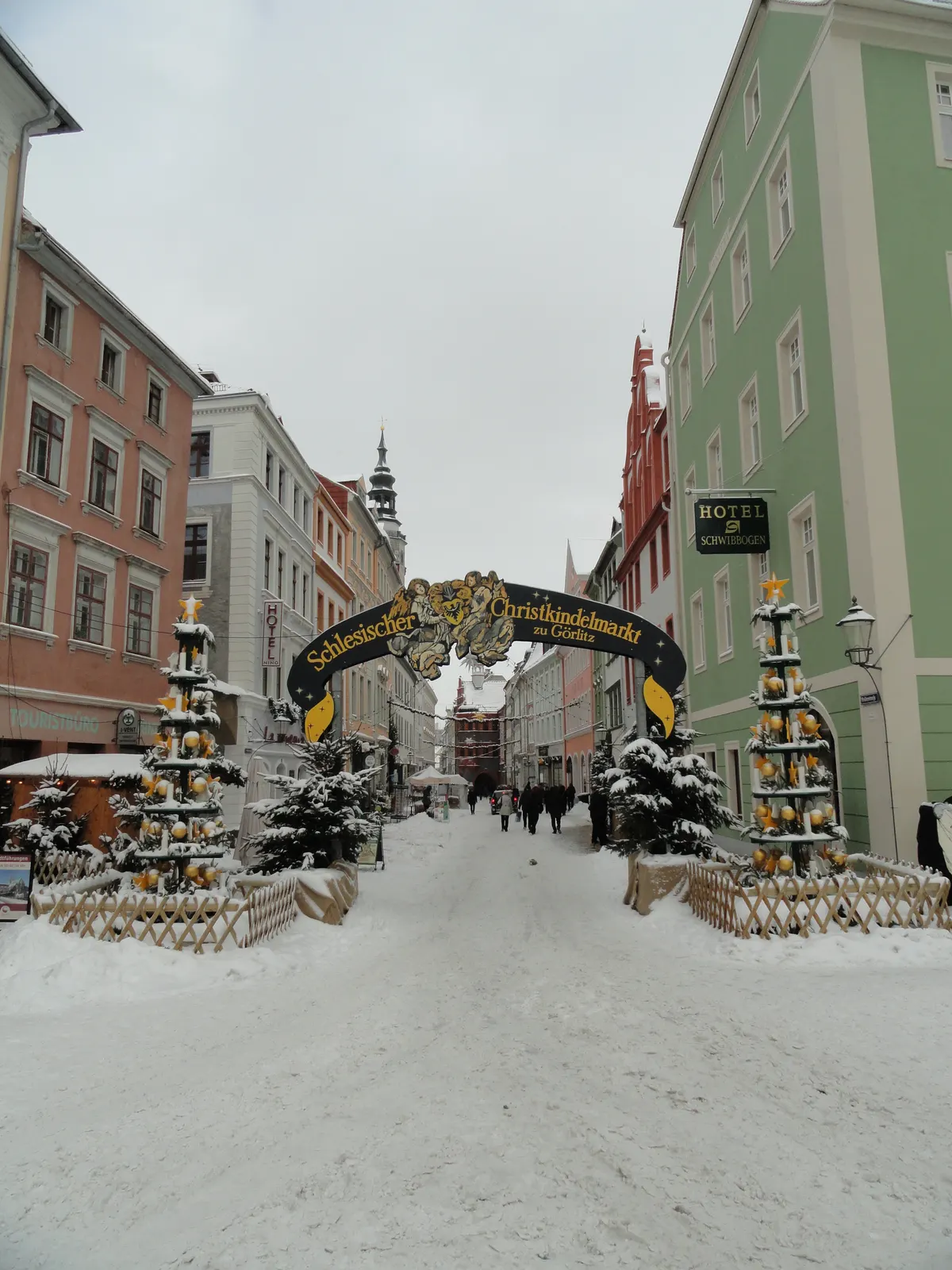Verschneiter Schlesischer Christkindelmarkt in Görlitz mit Eingangsbogen und Pyramide
