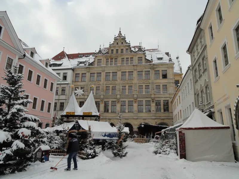 Weiße Zelte und verschneite Tannen am Untermarkt in Görlitz