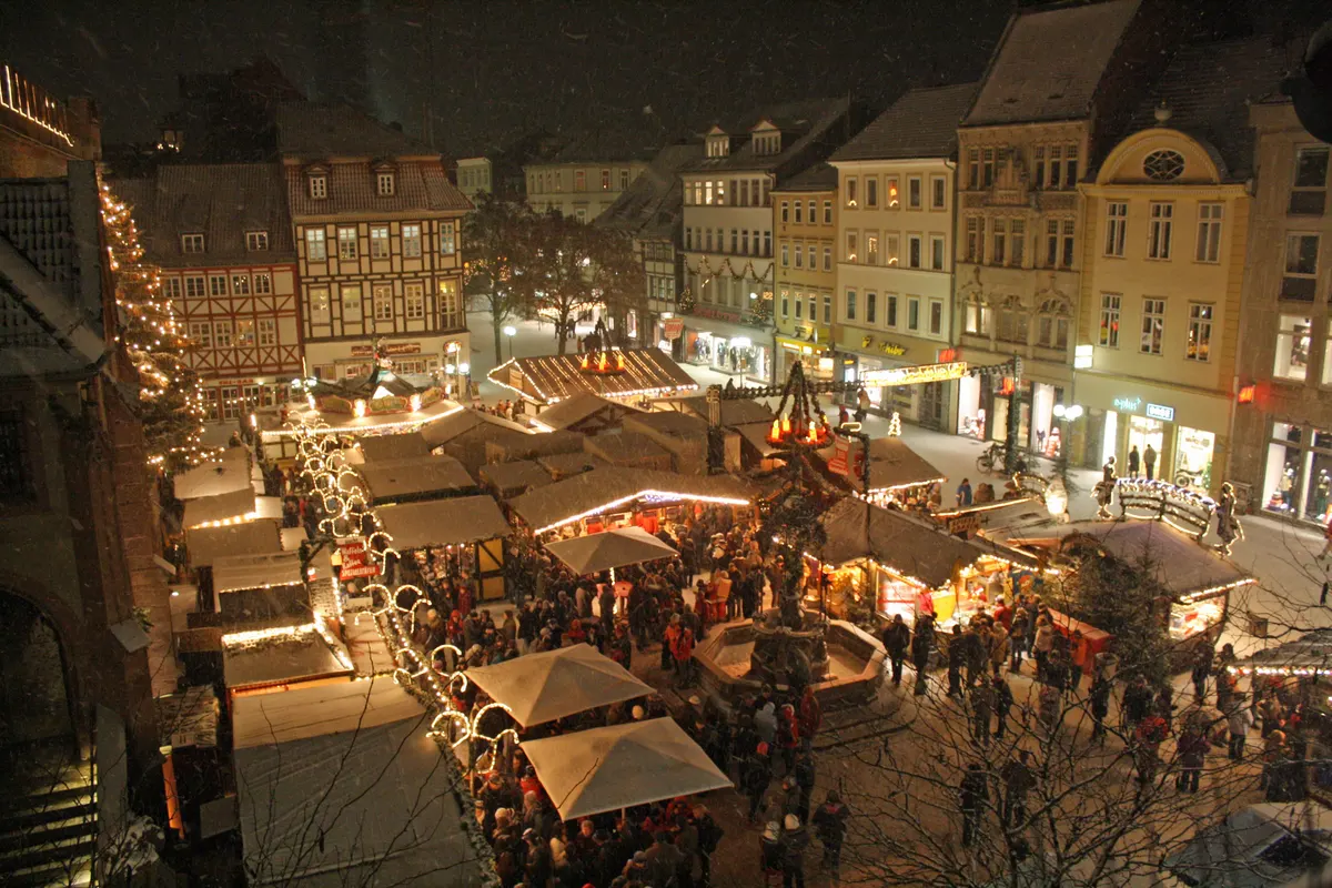Göttinger Weihnachtsmarkt aus der Vogelperspektive am Abend