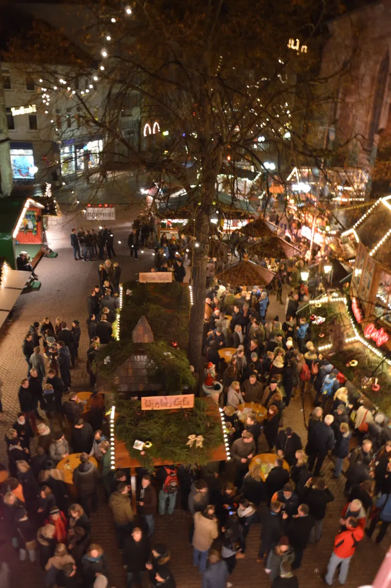Göttinger Weihnachtsmarkt bei Nacht vom Riesenrad aus gesehen